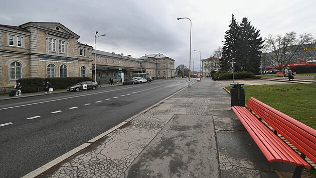 Prostor p�ed hlavn�m vlakov�m n�dra��m v d���nsk� ��sti Podmokly. (b�ezen 2026)