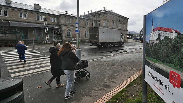 Prostor p�ed hlavn�m vlakov�m n�dra��m v d���nsk� ��sti Podmokly. (b�ezen 2026)