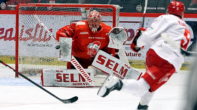 Olomouck� brank�� Mat�j Machovsk� sleduje puk po st�ele t�ineck�ho Mat�je...