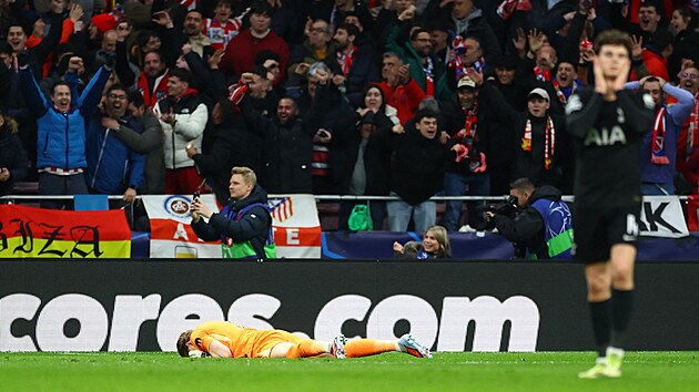 Zdrcený Antonín Kinský po druhé chyb� v zápase s Atlétikem.