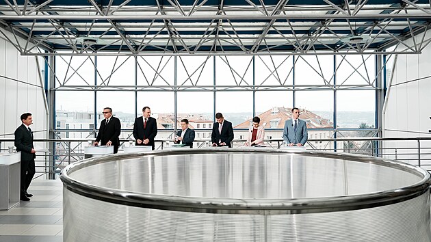 Nov� po�ad Debata �T, na sn�mku zleva moder�tor Luk� Dolansk�, Ji�� Bart�k (Motorist�), Radim Fiala (SPD), Patrik Nacher (ANO), Jan Skope�ek (ODS), Olga Richterov� (Pir�ti) a Luk� Vl�ek (STAN). (15. b�ezna 2026)