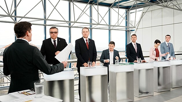 Nov� po�ad Debata �T, na sn�mku zleva moder�tor Luk� Dolansk�, Ji�� Bart�k (Motorist�), Radim Fiala (SPD), Patrik Nacher (ANO), Jan Skope�ek (ODS), Olga Richterov� (Pir�ti) a Luk� Vl�ek (STAN). (15. b�ezna 2026)