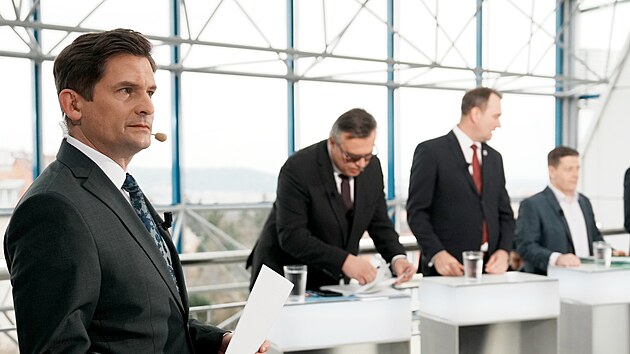 Nov� po�ad Debata �T, na sn�mku zleva moder�tor Luk� Dolansk�, Ji�� Bart�k (Motorist�), Radim Fiala (SPD), Patrik Nacher (ANO), Jan Skope�ek (ODS), Olga Richterov� (Pir�ti) a Luk� Vl�ek (STAN). (15. b�ezna 2026)