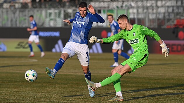 Karvinsk� g�lman Vladim�r Neuman rozehr�v� p�ed Danijelem �turmem z Olomouce.