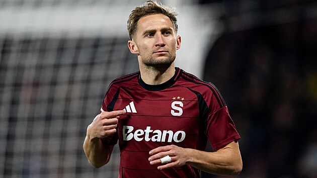 Spar�anský úto�ník Jan Kuchta se raduje z gólu.
