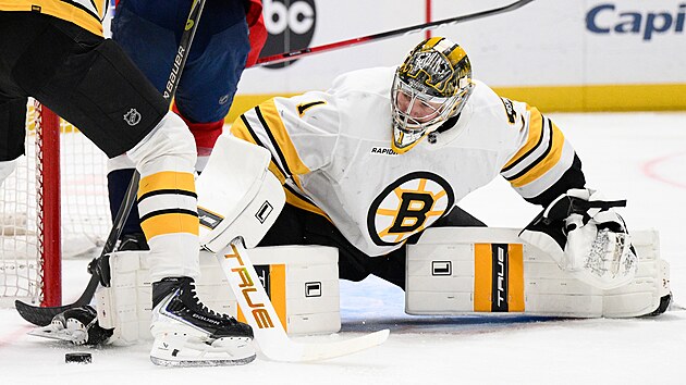 Bostonsk� brank�� Jeremy Swayman zasahuje v utk�n� proti Washingtonu.