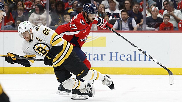 Bostonsk� �to�n�k David Pastr��k pad� v souboji s Timothym Liljegrenem z Washingtonu.