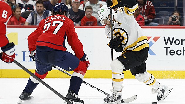 Bostonsk� �to�n�k David Pastr��k bojuje o puk s Timothym Liljegrenem z Washingtonu.