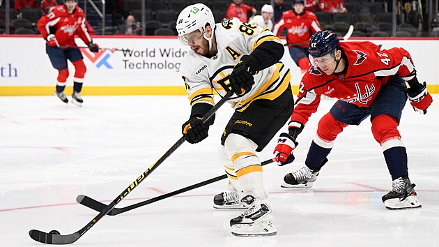 Bostonsk� �to�n�k David Pastr��k s pukem p�ed Martinem Feh�rv�rym z Washingtonu.