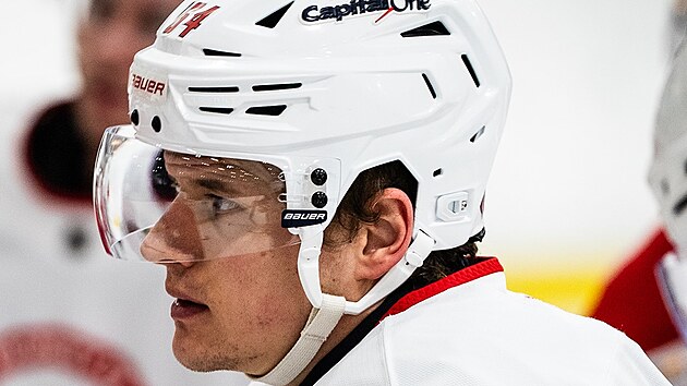 David Kämpf poslouchá pokyny na tréninku Capitals.