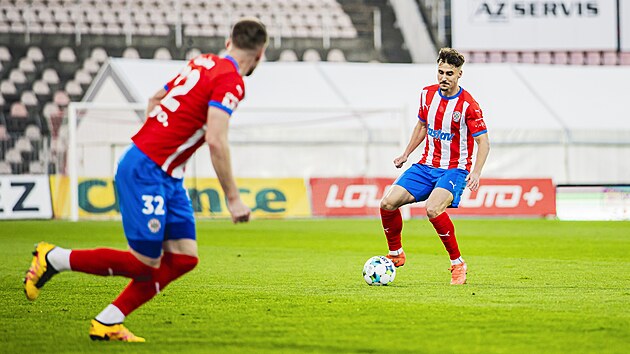 �t�p�n Langer (na m��i) ve sv� premi��e v dresu Zbrojovky Brno proti P��brami.