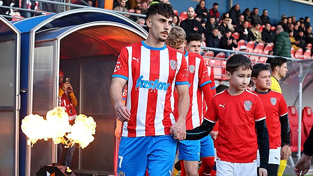 �t�p�n Langer (na m��i) ve sv� premi��e v dresu Zbrojovky Brno proti P��brami.