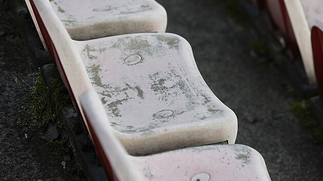 Takto zachytil fotograf fotbalov� stadion v Srbsk� ulici v Brn� v b�eznu 2026. Ze seda�ek roste mech.