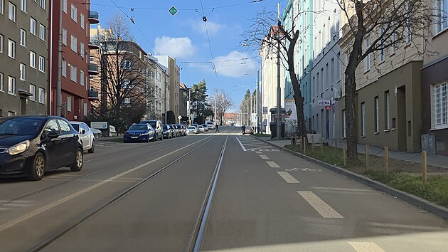 Jugosl�vsk� ulice je paraleln� cestou s ulic� Merhautovou, kter� navazuje na t��du Milady Hor�kov�. Kv�li vyt�enosti Merhautovy v�ak �idi�i �asto volili Jugosl�vskou jako zkratku. To jednosm�rn� provoz vy�e��.