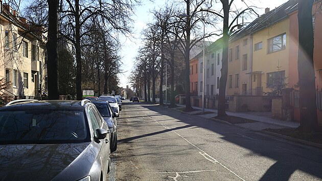 Jugosl�vsk� ulice je paraleln� cestou s ulic� Merhautovou, kter� navazuje na t��du Milady Hor�kov�. Kv�li vyt�enosti Merhautovy v�ak �idi�i �asto volili Jugosl�vskou jako zkratku. To jednosm�rn� provoz v jej� klidn�j�� ��sti vy�e��.