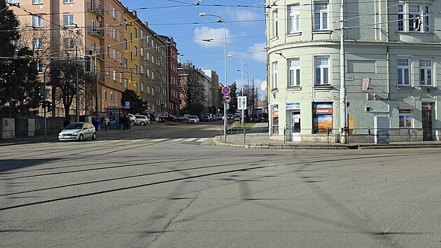 Jugosl�vsk� ulice je paraleln� cestou s ulic� Merhautovou, kter� navazuje na t��du Milady Hor�kov�. Kv�li vyt�enosti Merhautovy v�ak �idi�i �asto volili Jugosl�vskou jako zkratku. To jednosm�rn� provoz v jej� klidn�j�� ��sti vy�e��.