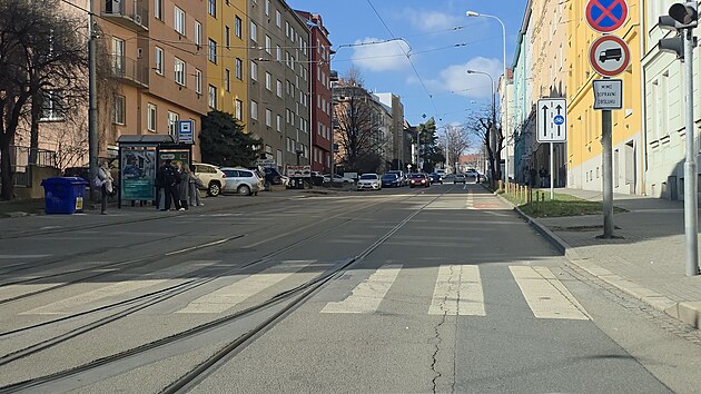 Jugosl�vsk� ulice je paraleln� cestou s ulic� Merhautovou, kter� navazuje na t��du Milady Hor�kov�. Kv�li vyt�enosti Merhautovy v�ak �idi�i �asto volili Jugosl�vskou jako zkratku. To jednosm�rn� provoz v jej� klidn�j�� ��sti vy�e��.