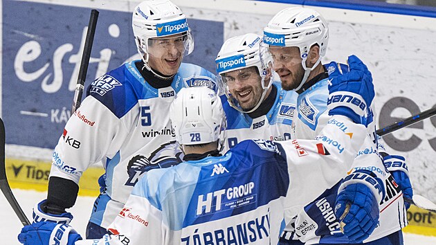 Kometa Brno slav� g�l do s�t� �esk�ch Bud�jovic. Zleva Arttu Illom�ki, z�dy Libor Z�bransk� mlad��, kapit�n Jakub Flek a Tom� Zohorna.