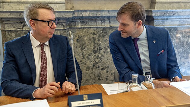 Ministr pr�ce a soci�ln�ch v�c� Ale� Juchelka a ministr zdravotnictv� Adam Vojt�ch p�ed jedn�n�m vl�dy v Praze (16. b�ezna 2026)