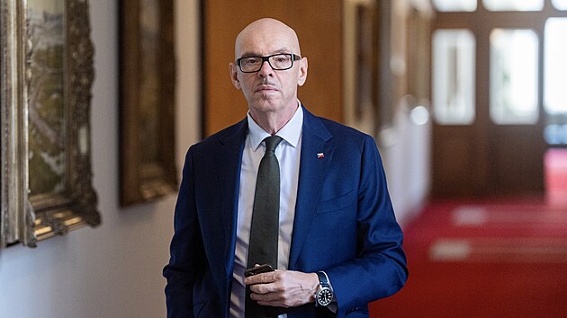 Ministr kultury Oto Klemp�� p�ich�z� na jedn�n� vl�dy v Praze (16. b�ezna 2026)