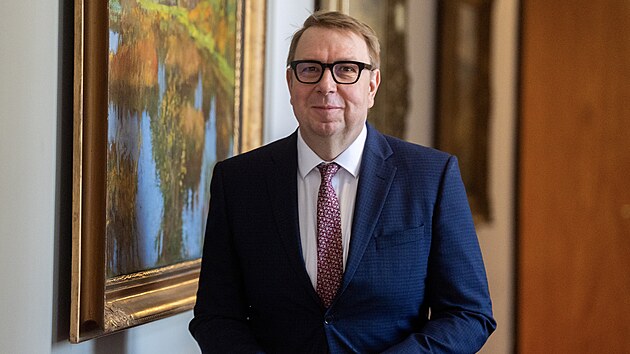 Ministr pr�ce a soci�ln�ch v�c� Ale� Juchelka p�ich�z� na jedn�n� vl�dy v Praze (16. b�ezna 2026)