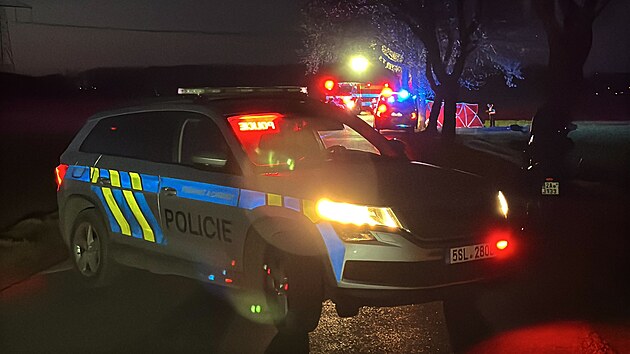 Slo�ky integrovan�ho z�chrann�ho syst�mu zasahuj� u tragick� nehody mezi Ba�t� a P�edbojem, kde �idi� osobn�ho auta narazil do stromu a st�et nep�e�il (17. b�ezna 2026)