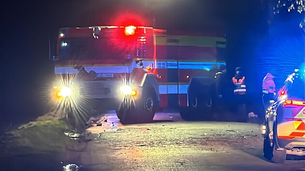 Slo�ky integrovan�ho z�chrann�ho syst�mu zasahuj� u tragick� nehody mezi Ba�t� a P�edbojem, kde �idi� osobn�ho auta narazil do stromu a st�et nep�e�il (17. b�ezna 2026)