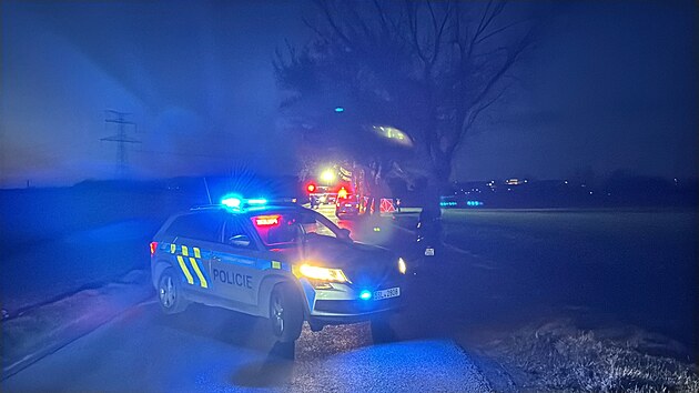 Slo�ky integrovan�ho z�chrann�ho syst�mu zasahuj� u tragick� nehody mezi Ba�t� a P�edbojem, kde �idi� osobn�ho auta narazil do stromu a st�et nep�e�il (17. b�ezna 2026)