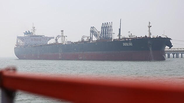 Tanker Shenlong p�epravil ropu ze Sa�dsk� Ar�bie do Indie p�es Hormuzsk� pr�liv. (12. b�ezna 2026)