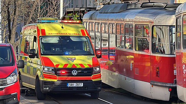 D�vku v Praze srazila tramvaj, na m�st� zem�ela. (13. b�ezna 2026)