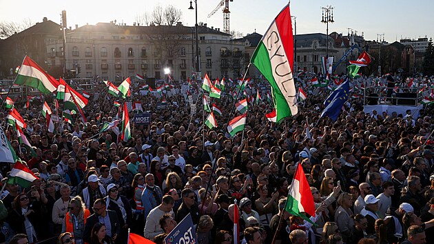 Orb�n i jeho volebn� sok Magyar svolali sv� p��znivce do ulic Budape�ti. (15. b�ezna 2026)