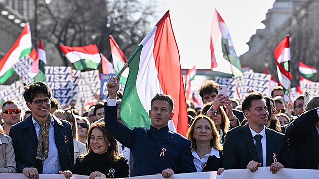 V Budape�ti se se�ly desetitis�ce p��znivc� strany Tisza P�tera Magyara. Sou�asn� zorganizoval shrom�d�n� i ma�arsk� premi�r Viktor Orb�n. (15. b�ezna 2026)