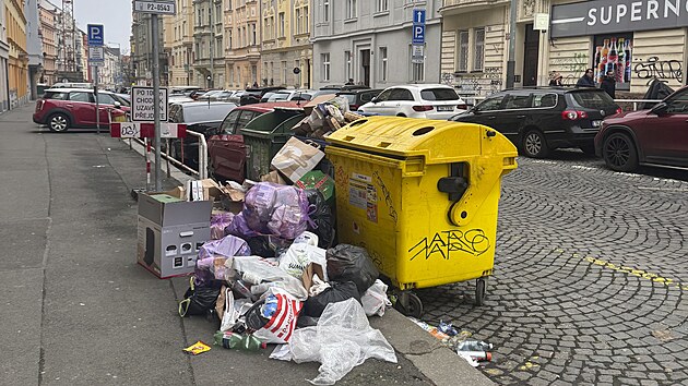 Vinohrady. M�stsk� �tvr� se pot�k� s nedostate�nou kapacitou kontejner� prakticky ka�d� t�den.