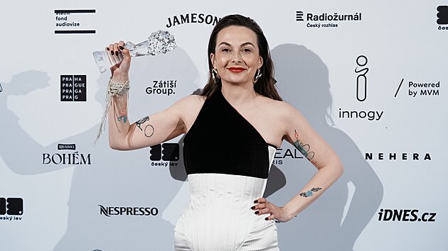 Cenu pro Nejlep�� celove�ern� hran� film z�skali producenti Dagmar Sedl��kov� a Jakub Viktor�n za sn�mek Karavan. (14. b�ezna 2026)