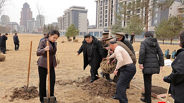 Severokorejsk� v�dce Kim �ong-un s dcerou dohl�el na raketov� cvi�en�. (14. b�ezna 2026)