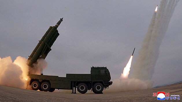 Severokorejsk� v�dce Kim �ong-un s dcerou dohl�el na raketov� cvi�en�. (14. b�ezna 2026)