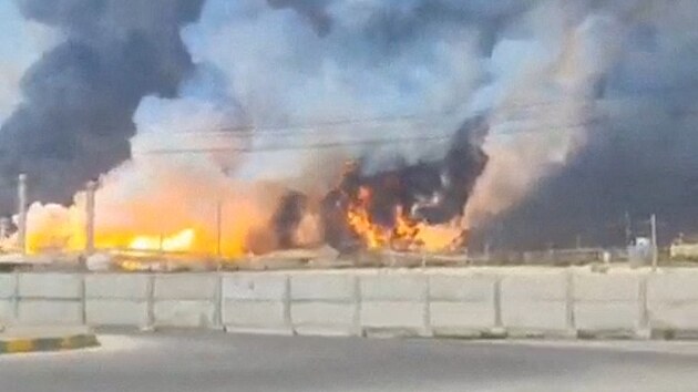 Jediné místo pro export ropy z Perského zálivu se stalo terčem vzdušného útoku