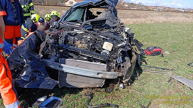 Osobn� vlak se srazil s automobilem na �elezni�n�m p�ejezdu v Bezd�kov� na Klatovsku. (11. b�ezna 2026)