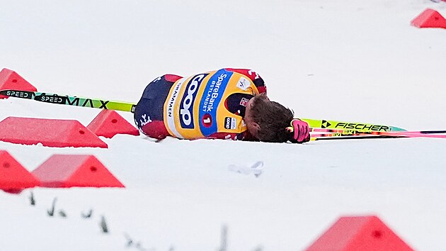 Johannes H�sflot Klaebo spadl v semifin�le sprintu v norsk�m Drammenu.