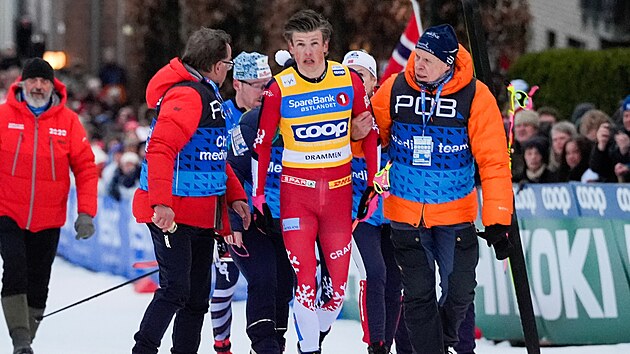 Ot�esen� Johannes H�sflot Klaebo po p�du v semifin�le sprintu v norsk�m Drammenu