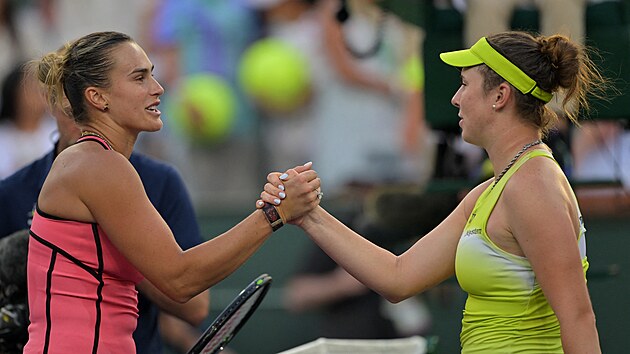 Linda Noskov� gratuluje sv� p�emo�itelce Aryn� Sabalenkov�.