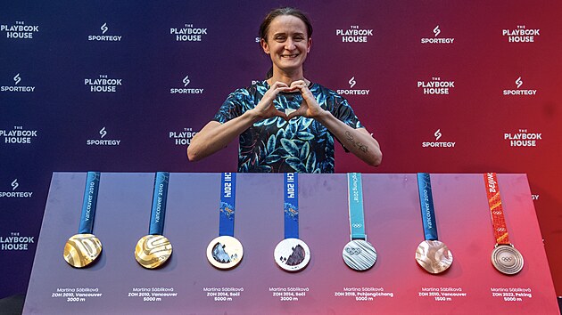 Martina S�bl�kov� se sb�rkou sv�ch olympijsk�ch medail�.