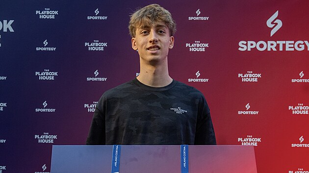 Metod�j J�lek se sv�mi medailemi z olympi�dy v Mil�n�.