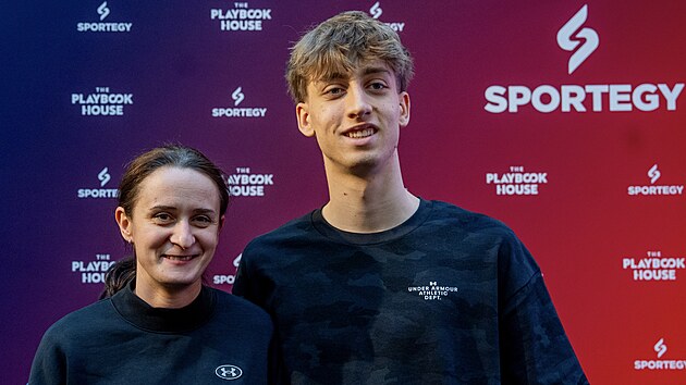 Martina S�bl�kov� a Metod�j J�lek na posezonn�m setk�n� s novin��i.