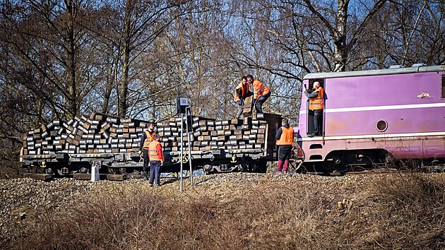 P�i p��prav�ch trat� na pravideln� provoz je nezbytn� i vym�nit obrovsk� mno�stv� pra�c�. (b�ezen 2026)