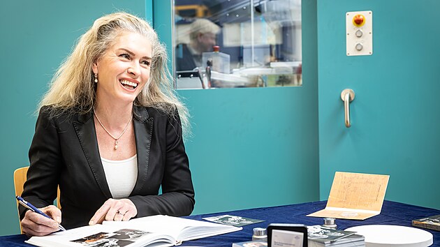 Pam�tn� medaile vznikaj� v produkci �esk� mincovny. Prvn� kus osobn� vyrazila Olga Menzelov�. (12. b�ezna 2026)