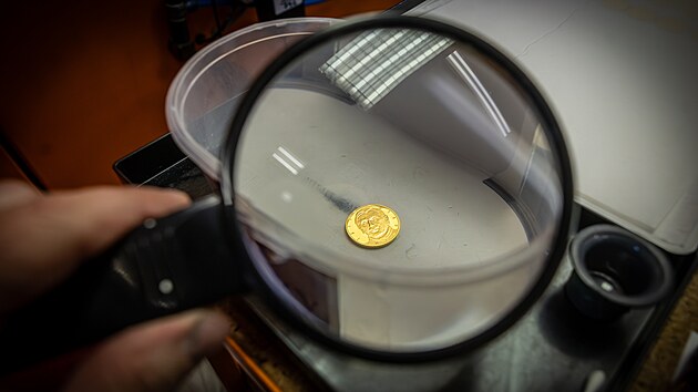 Pam�tn� medaile vznikaj� v produkci �esk� mincovny. Prvn� kus osobn� vyrazila Olga Menzelov�. (12. b�ezna 2026)