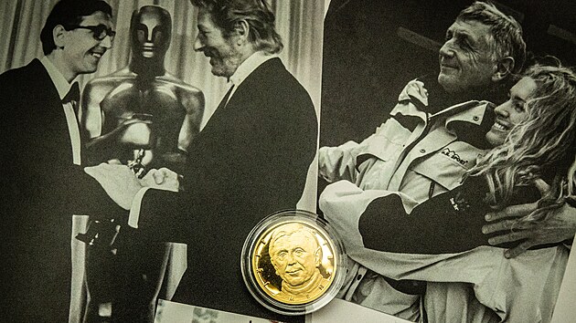 Pam�tn� medaile vznikaj� v produkci �esk� mincovny. Prvn� kus osobn� vyrazila Olga Menzelov�. (12. b�ezna 2026)