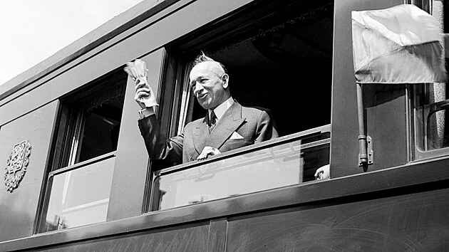 Po �esti letech str�ven�ch v britsk�m exilu se prezident Edvard Bene� vr�til zp�t do �eskoslovenska. Z Brna do Prahy cestoval vlakem. (16. kv�tna 1945)