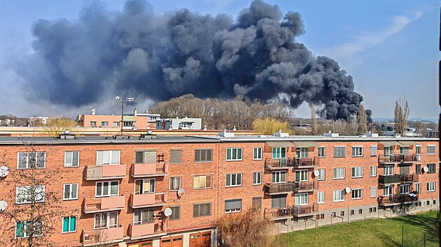 V pr�myslov�m are�lu v Otrokovic�ch ho�� materi�l pod zast�e�en�m prostorem. (10. b�ezna 2026)